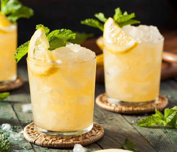 Bar proposant différents cocktails